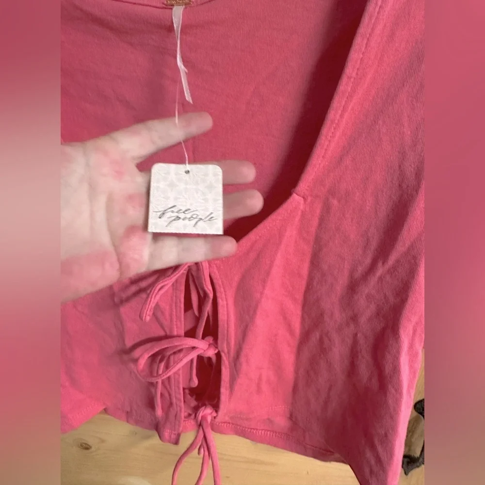 Free People Women's size XS Hot Pink Kitty Tee Puff Sleeve Cropped Tie Blouse